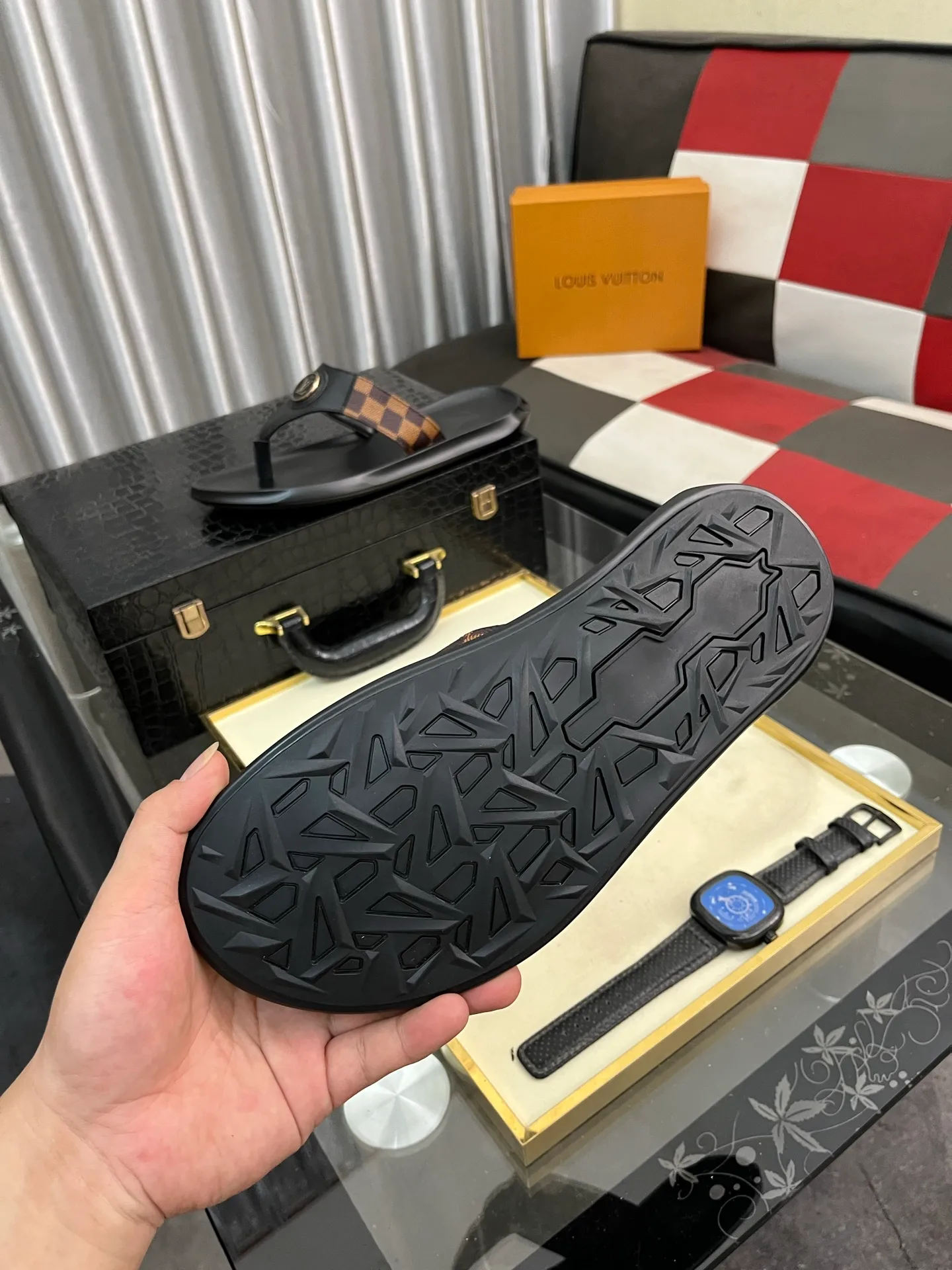 Men's shoes 💰260⌚️⌚️lv-Louis Vuitton) new men's sandals, high-end boutique, exquisite embossed logo decoration on the upper, fine workmanship, super soft soles, casual, loose and comfortable, a must-have in summer! \nsize: 38-443️⃣Colors available